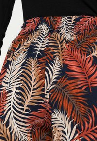 Vero Moda VMSIMPLY EASY WIDE PANT - Calças - night sky/tropical