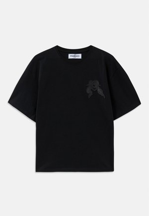 Svart bomull t-skjorte med korte ermer, med en tonal brodert grafikk på brystet og en klassisk rund hals.