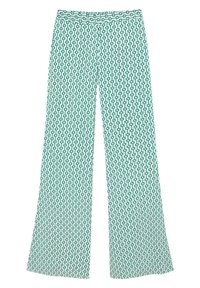 Vida byxorna i vida ben med ett grönt geometriskt mönster på en vit bakgrund, med en mjuk textur och elastisk midja för komfort.