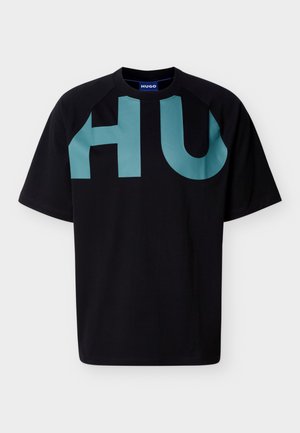 Sort kortærmet T-shirt med stort turkis "HU" logo på forsiden. Fremstillet af et blødt, glat stof med rund hals og raglanærmer.