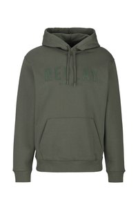 Olijfgroene hoodie gemaakt van een katoenmix, met een voorste kangoeroezak, een capuchon met trekkoord en een gedrukt "REPLAY" logo op de borst.