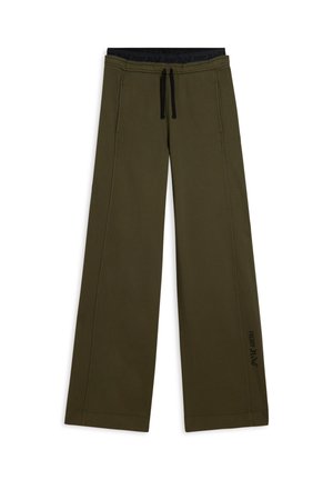 Pantalones de pierna ancha en verde oliva hechos de una tela suave con una cinturilla de cordón, que presentan detalles en negro y un logo estampado en el lateral.