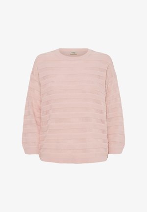 Világos rózsaszín kötött pulóver vízszintes, nyitott mintájú csíkokkal és kerek nyakkivágással.