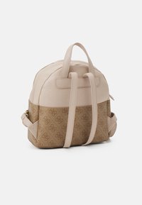 Mochila de tela beige con una sección inferior texturizada y parte superior brillante, que cuenta con dos asas superiores y correas ajustables, diseño minimalista.