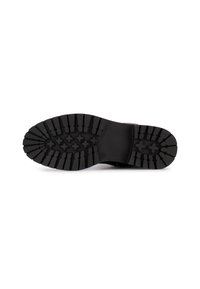Suela de zapato de goma negra con patrones de banda profunda, presentando clavos multidireccionales y un tacón plano para agarre y estabilidad.