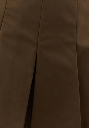 Tissu brun foncé avec un pli vertical central, montrant une texture lisse et un léger éclat sur le matériau.