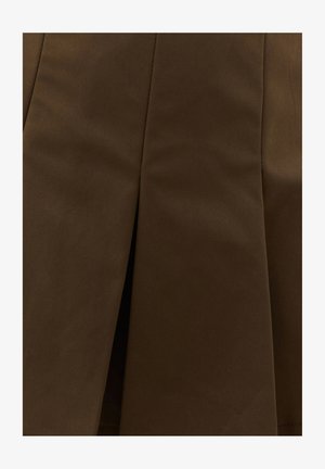 Tissu brun foncé avec un pli vertical central, montrant une texture lisse et un léger éclat sur le matériau.