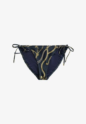 Slip bikini blu navy con stampa a catena dorata e laccetti regolabili sui lati, su sfondo bianco.