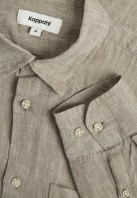 Korte mouwen linnen shirt in lichtbruin met een klassieke kraag, twee-knopen sluiting en opgerolde mouw. Etiket leest "Kappahl," maat M.