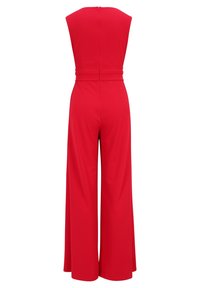 Mono rojo con un cuerpo ajustado, diseño de pierna ancha y cierre de cremallera en la parte posterior. Fabricado con un tejido suave y elástico.