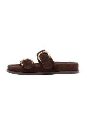 Brązowy zamszowy klapek na płaskiej czarnej podeszwie z dwoma szerokimi paskami ozdobionymi dużymi złotymi klamrami.