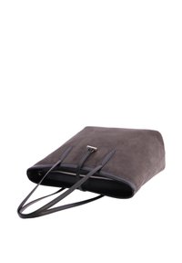 Bolso tote de ante marrón con asas de piel negra y cierre de cremallera, colocado plano sobre un fondo blanco.