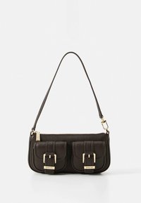 Borsa a tracolla in pelle nera con due tasche frontali caratterizzate da dettagli in oro. Il design include una tracolla corta e una superficie strutturata.