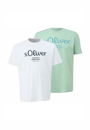 Zwei kurzärmelige T-Shirts mit Rundhalsausschnitt, eines weiß und eines hellgrün, beide mit dem Schriftzug "s.Oliver Elevated Essentials Since 1969" auf der Vorderseite.