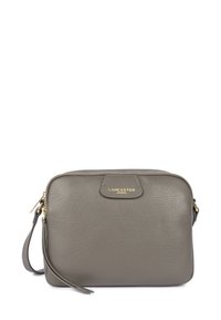 Borsa a tracolla grigia in pelle con superficie texturizzata, presenta un logo dorato sulla parte anteriore, chiusura con zip e tracolla removibile.