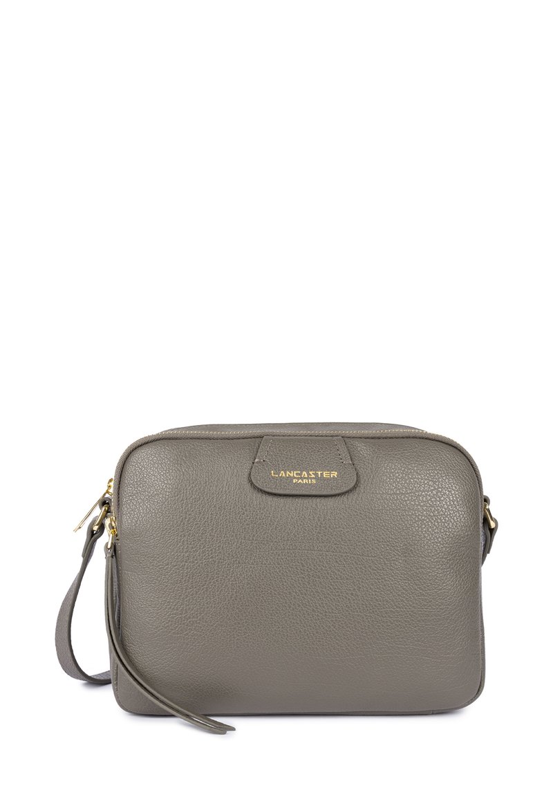 Borsa a tracolla grigia in pelle con superficie texturizzata, presenta un logo dorato sulla parte anteriore, chiusura con zip e tracolla removibile.