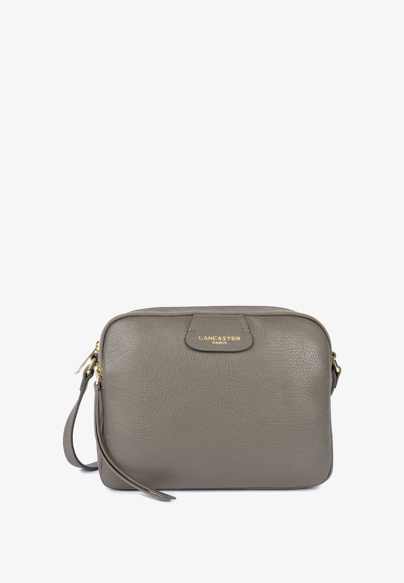 Borsa a tracolla grigia in pelle con superficie texturizzata, presenta un logo dorato sulla parte anteriore, chiusura con zip e tracolla removibile.