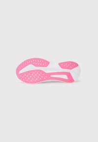 Fehér alapú cipőtalp pink gumidíszítésekkel. Kör alakú kivágásokkal és texturált mintákkal rendelkezik, amelyek fokozzák a tapadást és a rugalmasságot.