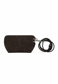 Pochette en suede noir avec un design sans couture, fermeture éclair et bandoulière en cuir détachable. Présente une texture lisse et une forme arrondie.