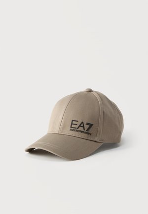 Casquette de baseball beige à visière incurvée avec le logo noir "EA7 Emporio Armani" sur le devant, présentée sur fond blanc.
