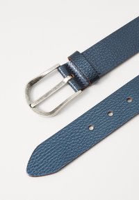 Cintura in pelle blu con texture, dotata di una fibbia in metallo argentato. Presenta cinque fori per la regolazione e un'estremità affusolata.