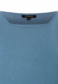Lichtblauwe gebreide trui met een brede halslijn en textuurstof. Het kledingstuk heeft een geribbelde zoom en het label is zichtbaar op de hals.