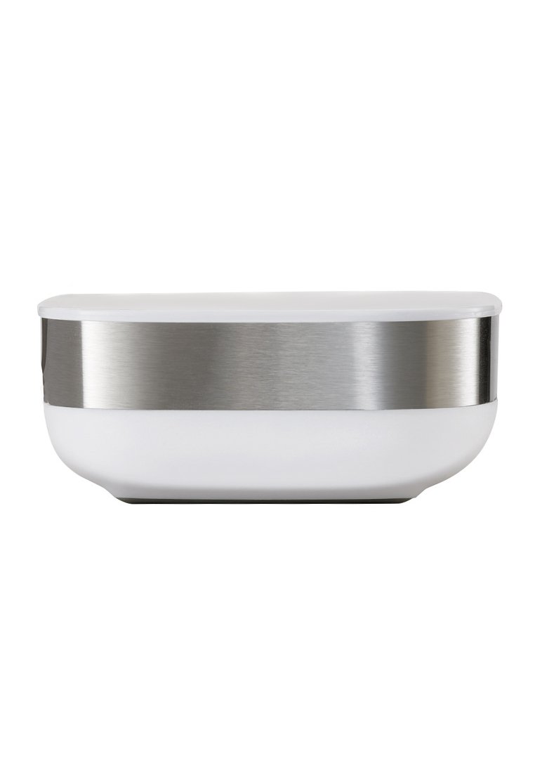 Owalna miska z białego porcelanowego ciała i szczotkowaną stalową obręczą wokół środka, z gładkim, błyszczącym wykończeniem.