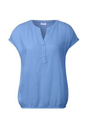 Blouse bleu clair à manches courtes avec un col en V et une patte de boutonnage à cinq boutons. Présente une coupe ample et un ourlet inférieur froncé pour une silhouette décontractée.
