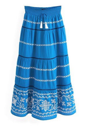 Jupe maxi bleue avec motifs floraux brodés blancs et rayures horizontales, taille élastique et cordon avec pompons blancs.