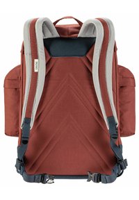 Sac à dos en tissu rouge avec des bretelles rembourrées en maille grise, des coutures en chevron à l'arrière et des poches latérales ajustables. Design durable.