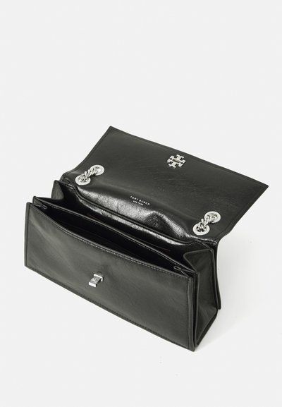 Musta nahkalaukku litteällä muotoilulla, jossa on kaksi sisätilaa, hopeaiset yksityiskohdat ja logo painettuna etuläppään.