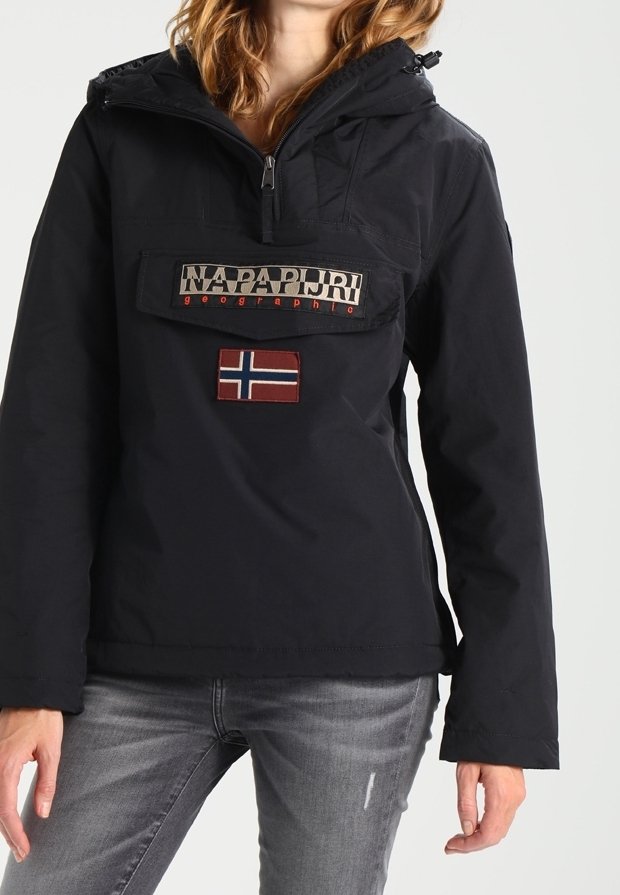 Czarna bluza z kapturem, posiadająca kieszeń z zamkiem z przodu, naszywkę z logo oraz detal z norweską flagą na klatce piersiowej.