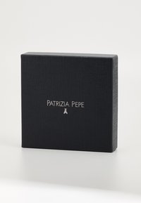 Črn teksturiran zaboj z gladko površino, s srebrnim logotipom "PATRIZIA PEPE" v središču sprednje strani. Kvadratna oblika, minimalističen dizajn.