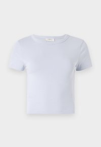 Lichtblauw T-shirt met korte mouwen en ronde hals, gemaakt van zachte stof; heeft een slim fit ontwerp en subtiele stikdetails.