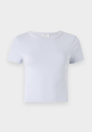 Λαμπερό μπλε κοντομάνικο t-shirt με στρογγυλή λαιμόκοψη, κατασκευασμένο από μαλακό ύφασμα; διαθέτει εφαρμοστό σχέδιο και διακριτές λεπ�τομέρειες ραψίματος.