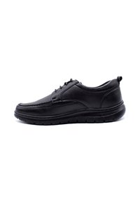 Baskets en cuir noir avec une texture lisse, bout rond, design à lacets et semelle rembourrée. Comprend une languette à l'arrière.