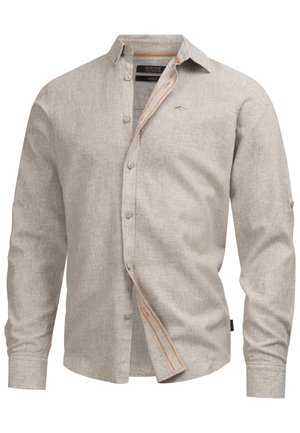 Camisa de botón de color beige claro con un patrón de rayas sutil, que presenta costuras de acento en color naranja y un cuello con solapa. Corte ajustado para un fit moderno.