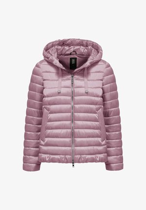 Jasnofioletowa pikowana kurtka puchowa z suwakiem z przodu, regulowany kaptur ze sznurkami oraz dwie przednie kieszenie, przedstawiona na białym tle.
