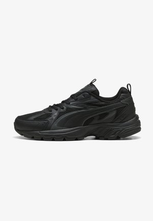 Chaussures de sport noires avec une tige en mesh et en synthétique, bout arrondi, col rembourré, lacets et semelle en caoutchouc texturée pour une meilleure adhérence.