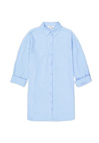 Hellblaue Button-Down-Bluse mit Kragen, langen Ärmeln, die an den Bündchen hochgekrempelt sind, aus leichtem Stoff gefertigt, mit lässiger Passform und subtiler Textur.