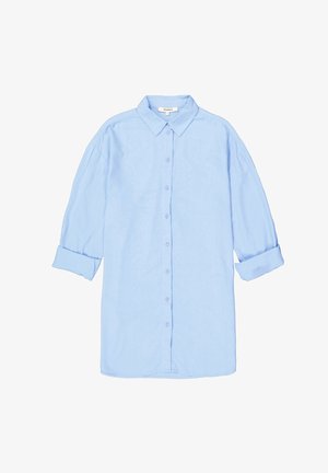 Camisa de botones azul claro con cuello, de manga larga arremangada en los puños, hecha de una tela ligera, con un corte relajado y una textura sutil.