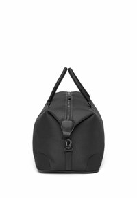 Czarna teksturowana torba podróżna typu duffel z podwójnymi uchwytami i centralnym zamkiem błyskawicznym, przedstawiona z przodu na białym tle.