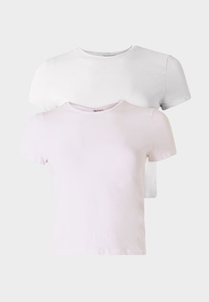 T-shirts brancos e rosa claro empilhados, apresentando mangas curtas, design de gola redonda, tecido de algodão suave, sem padrões ou detalhes visíveis.