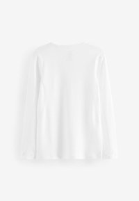 Camicia bianca a maniche lunghe con scollo rotondo. Texture liscia, con dettagli di cucitura discreti e senza motivi o grafiche visibili.