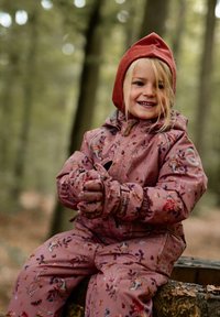 Rózsaszín, virágmintás hótalpas overall kapucnival és hozzáillő kesztyűkkel, puha tapintású és szigetelt kivitelben, hideg időjáráshoz alkalmas.