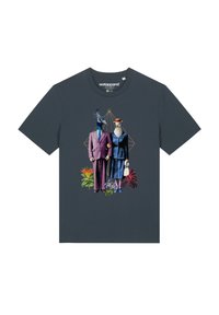 Dunkelgraues Baumwoll-T-Shirt mit einem bunten Grafikdruck von zwei gekleideten Vögeln, umgeben von tropischen Pflanzen, und einem geometrischen Design im Hintergrund.