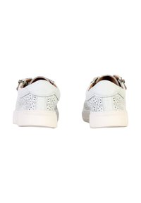Sneakers bianchi con lacci, dal design perforato, con una tomaia in pelle liscia e una suola in gomma bianca. Presentano una chiusura con zip sul retro.