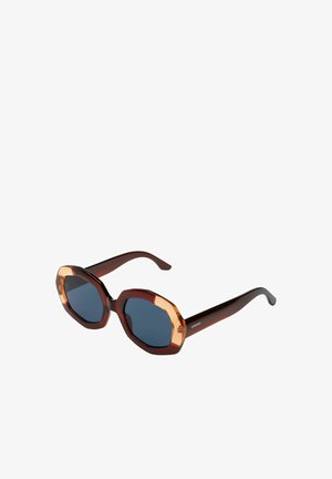 Octagonale zonnebrillen met donkerblauwe lenzen, bruine en oranje kunststof monturen, voorzien van een glanzende afwerking en taps toelopende zwarte armen.