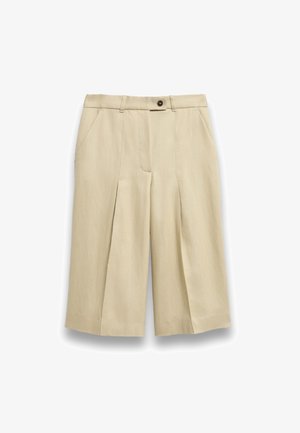 Shorts beige de tiro alto con pierna ancha, plisados frontales, bolsillos laterales, trabillas para cinturón y un cierre con un solo botón marrón.