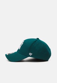 Verstelbare teal pet van zacht materiaal. Beschikt over een wit geborduurd logo aan de voorkant en een label aan de linkerkant. Gebogen rand.